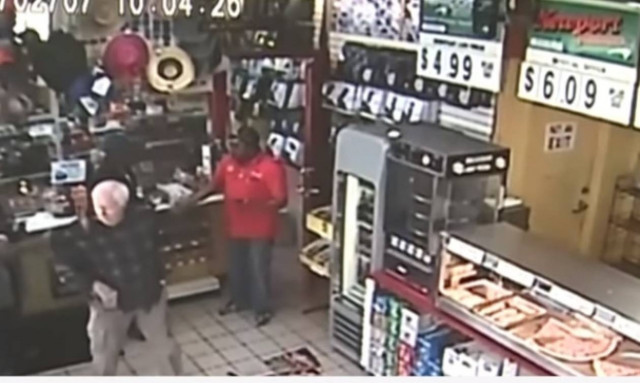 Επιτέθηκε με τον «δαίμονα της τηλεόρασης» στο πλευρό του