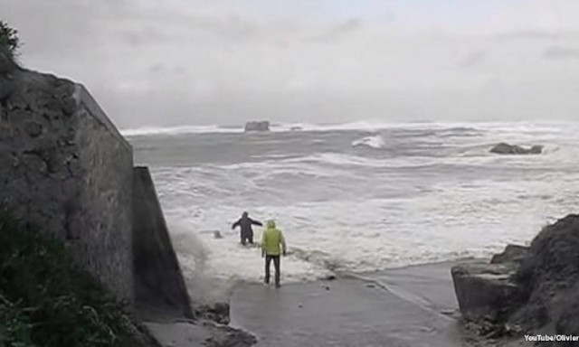 Η συγκλονιστική στιγμή που τεράστιο κύμα «καταπίνει» ηλικιωμένο ζευγάρι (video)