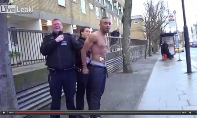 Το βίντεο που κάνει θραύση: Δείτε τι έπαθε καθώς αστυνομικοί του περνούσαν χειροπέδες