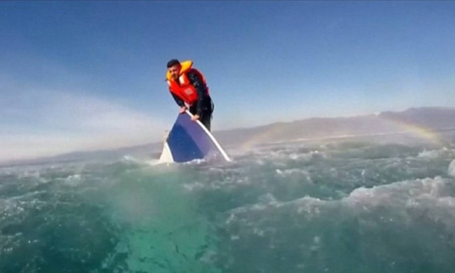 Συγκλονιστικό βίντεο διάσωσης πρόσφυγα στο Αιγαίο