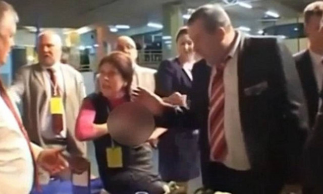 Έβγαλε το στήθος της και εκτόξευσε μητρικό γάλα στους συναδέλφους της! (video)