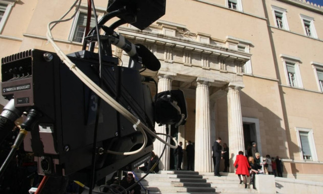 Τηλεοπτικές άδειες: Τόσα εκατομμύρια χρωστάνε τα κανάλια