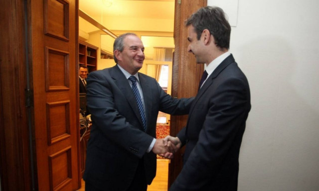 Η κόντρα Καραμανλή – Μητσοτάκη για τις τηλεοπτικές άδειες