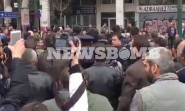 Βίντεο - ντοκουμέντο: Κρητικοί αγρότες «συλλαμβάνουν» ταραχοποιό και τον παραδίδουν στην αστυνομία!