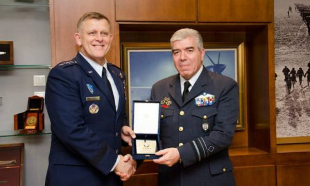 Συνάντηση Αρχηγού ΓΕΑ με τον Διοικητή των Συμμαχικών Δυνάμεων του ΝΑΤΟ (pics)