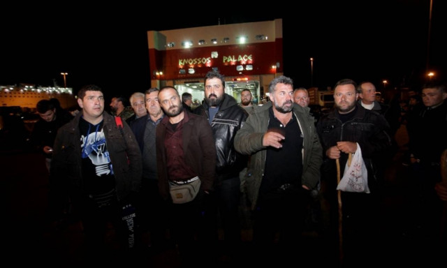 Αγρότες: Έφτασαν στον Πειραιά 3.000 αγρότες από την Κρήτη (pics)
