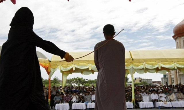 Ινδονησία: Μαστιγώθηκαν άγρια για παραβιάσεις του ισλαμικού κώδικα