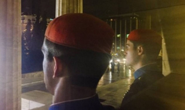 Αγρότες - Σύνταγμα:  «Μετακόμισαν» οι Εύζωνες λόγω της συγκέντρωσης (vid)