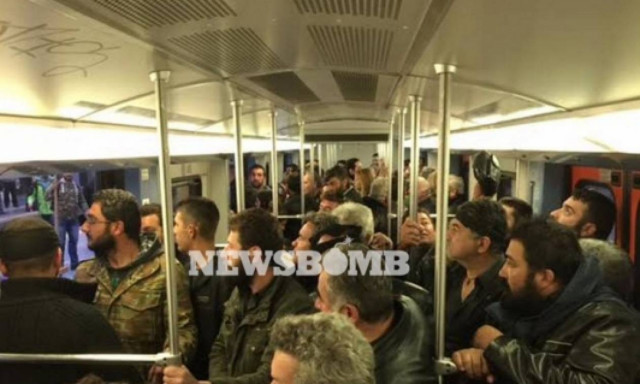 Αγρότες στην Αθήνα: Οι αγρότες της Κρήτης τραγούδησαν Ξυλούρη μέσα στον Ηλεκτρικό (vid)