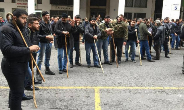 ΤΩΡΑ: Οι αγρότες της Κρήτης πολιορκούν το υπουργείο Αγροτικής Ανάπτυξης (photos)