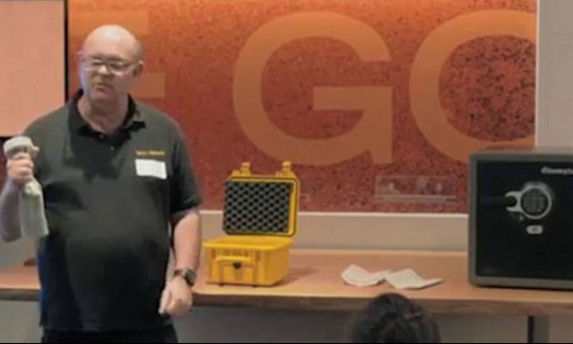 Πώς να ανοίξετε ένα χρηματοκιβώτιο με ένα μαγνήτη και μία… κάλτσα! (video)