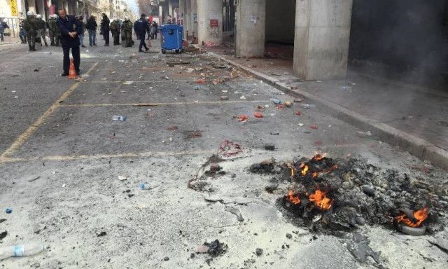 Αγρότες στην Αθήνα: Γυαλιά καρφιά το υπουργείο Αγροτικής Ανάπτυξης μετά τα επεισόδια (photos)