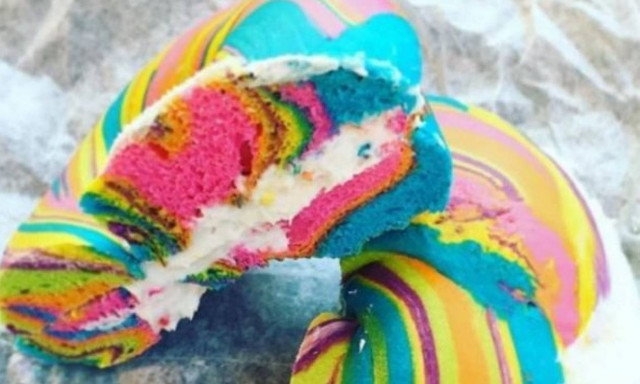 Δείτε πώς φτιάχνονται τα πιο εντυπωσιακά και πολύχρωμα bagels του κόσμου (βίντεο)