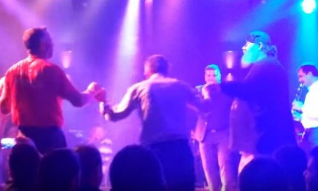 Αγρότες τα «έσπασαν» χθες βράδυ στα μπουζούκια (video)