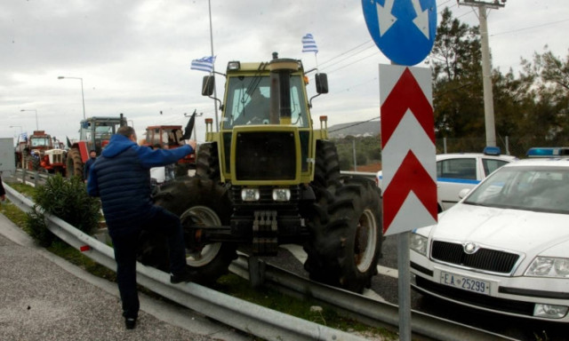 Αγρότες Αθήνα: Η σοκαριστική στιγμή που σπάνε τις μπάρες στην Αττική Οδό (vid)