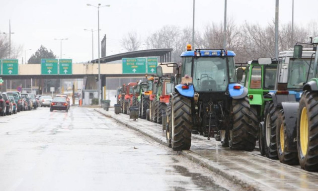 Μπλόκα αγροτών: Έκλεισαν επ΄ αόριστον τα Τέμπη