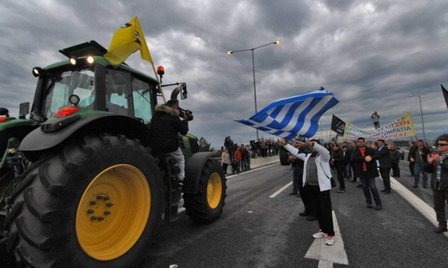 Στα μπλόκα και πάλι οι αγρότες – Ημέρα κρίσιμων αποφάσεων η σημερινή