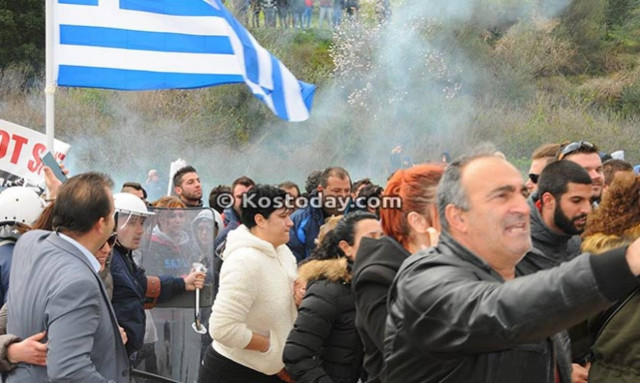 Πεδίο μάχης η Κως για τα hotspots – Έριξαν χημικά σε γυναίκες και παιδιά