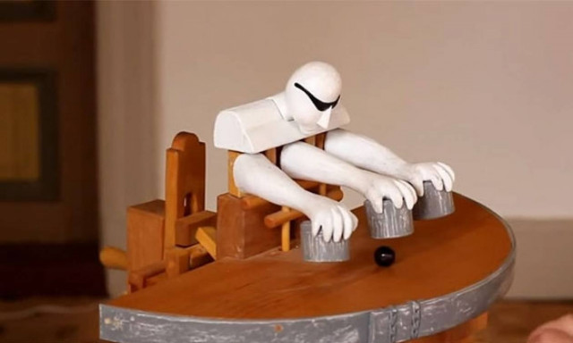 Φοβερό: Ξύλινο παιχνίδι «εδώ παπάς εκεί παπάς» (video)