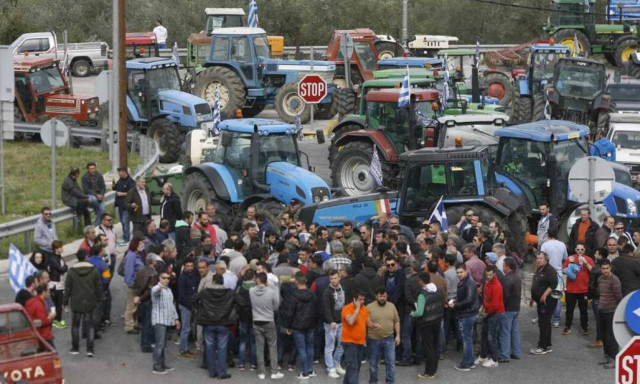 Οι αγρότες έκοψαν στα δύο την Ελλάδα - Ο αποκλεισμός του Μπράλου μέσα από εικόνες