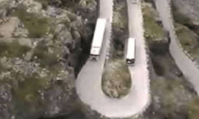 Βίντεο που κόβει την ανάσα: Επικίνδυνη συνάντηση δύο νταλικών