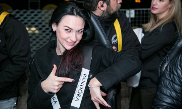 Pandora «Dinner in The Sky»: 10 ερωτευμένα ζευγάρια δείπνησαν στον... ουρανό της Αθήνας