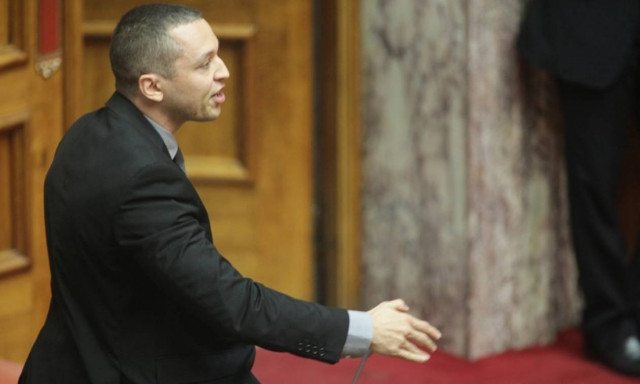 Πανδαιμόνιο με τους χρυσαυγίτες στη Βουλή – Όλοι οι διάλογοι (video)