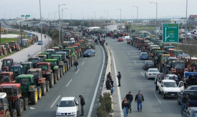 Οργισμένοι οι αγρότες με την κυβέρνηση - Σφίγγει και άλλο ο κλοιός στα Τέμπη