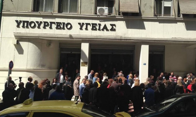 ΤΩΡΑ: Κατάληψη του υπ. Υγείας από εργαζόμενους της ΠΟΕΔΗΝ