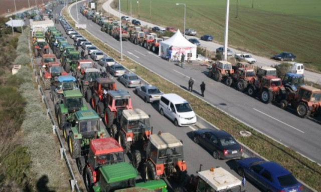Μπλόκα αγροτών: Απέκλεισαν και τους επαρχιακούς οδούς οι αγρότες της Νίκαιας