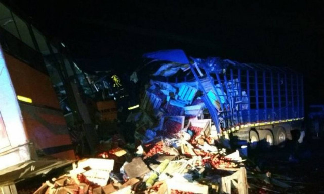 Τραγωδία: 71 νεκροί σε σύγκρουση λεωφορείου με φορτηγό (vid)