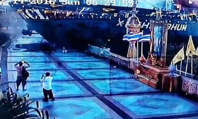 Τουρίστες τρέχουν για τη ζωή τους καθώς πλοίο προσκρούει με ταχύτητα στην ξηρά (vid)