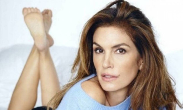 Δείτε την 50χρονη Cindy Crawford μόνο με το μαγιό της: Πώς είναι το σώμα της;
