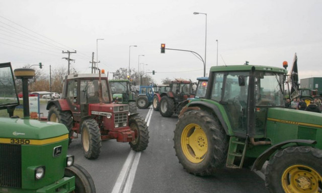 Ανυποχώρητοι στα μπλόκα οι αγρότες - Τη Δευτέρα συναντούν τον Τσίπρα