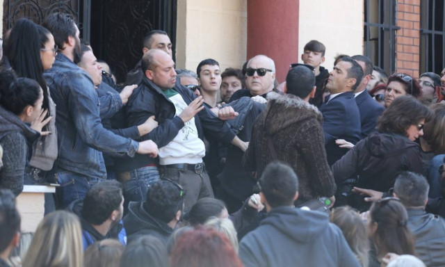 Κηδεία Παντελίδη: Έπεσε ξύλο στα σκαλιά της εκκλησίας (photos)