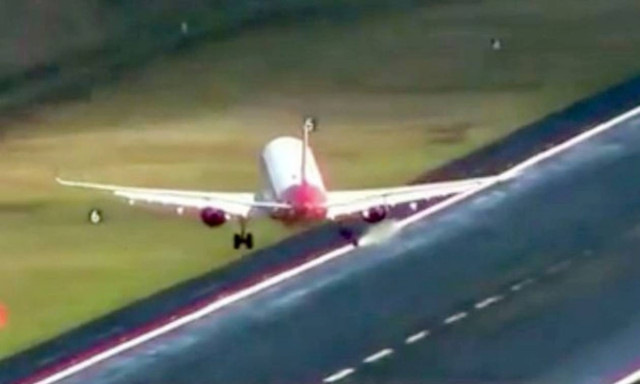 Τρομακτικές εικόνες: Άνεμοι παρασύρουν αεροπλάνα που προσπαθούν να προσγειωθούν (vid)