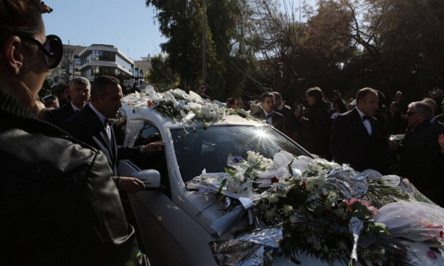 Κηδεία Παντελίδη: Ξεκίνησε η πομπή για το νεκροταφείο - Συγκλονιστικές φωτογραφίες