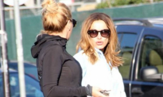 Δέσποινα Βανδή- Γωγώ Μαστροκώστα: Βόλτα στη Γλυφάδα