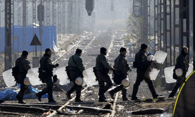 Κομισιόν: Δεν έχουν κλείσει πλήρως τα σύνορα Ελλάδας - Σκοπίων