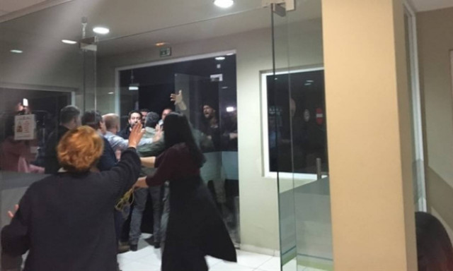 Κρήτη: Προπηλακίστηκε από αγρότες ο βουλευτής ΣΥΡΙΖΑ Ηγουμενίδης (pic)