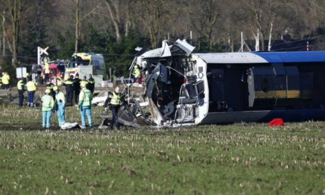 Σύγκρουση επιβατικής αμαξοστοιχίας με γερανό  – Ένας νεκρός, δέκα τραυματίες (pics & vids)