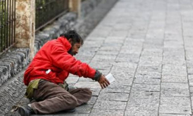 Ο Ελληνάκος πηδάει από το μπαλκόνι γιατί του παίρνουν το σπίτι κι ο Ελληνάρας πήρε δάνειο 57 εκατ.