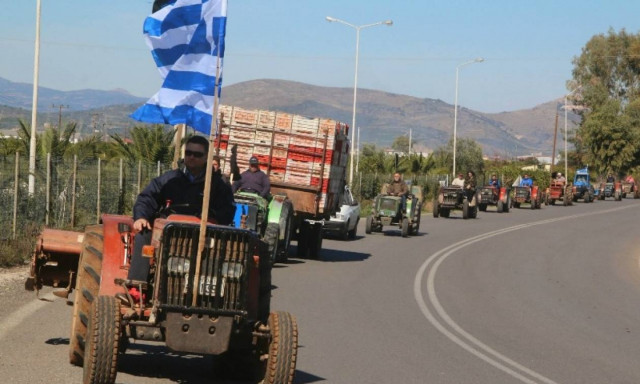 Ούτε βήμα πίσω: Με επ' αόριστον αποκλεισμούς απαντούν οι αγρότες στην κυβέρνηση