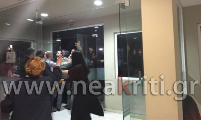 Χαμός στο Ηράκλειο: Εξαγριωμένοι αγρότες προπηλάκισαν βουλευτή του ΣΥΡΙΖΑ (vid)