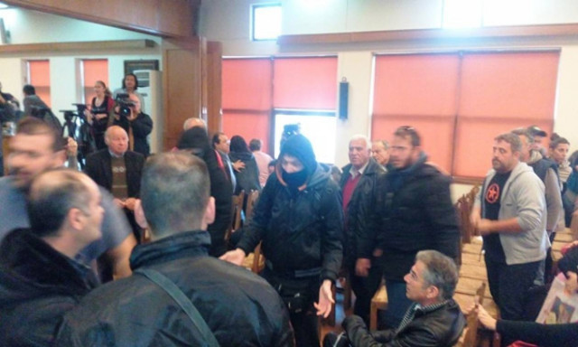 Βόλος: Κουκουλοφόροι ξυλοκόπησαν στέλεχος της Χ.Α. στο Δημοτικό Συμβούλιο - Έφυγε αιμόφυρτος