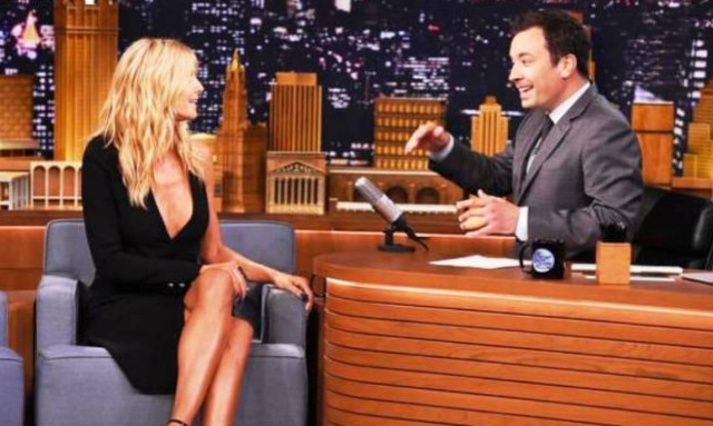 Πασίγνωστη MILF-άρα μάς δείχνει τα οπίσθια (photo)