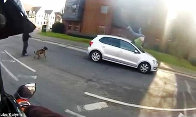 Το βίντεο που διχάζει το Διαδίκτυο:  Oδηγός παρασύρει πεζό – Ποιος όμως φταίει;