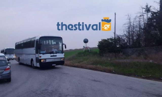 Στα Διαβατά έφτασαν τα πρώτα λεωφορεία με πρόσφυγες