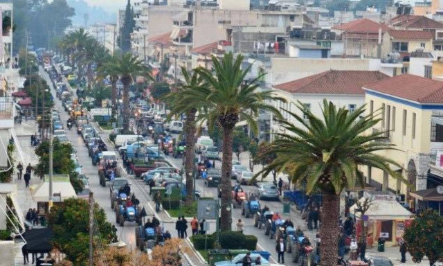 Σπάρτη: Επ’ αόριστον αποκλεισμό του διοικητηρίου της Αντιπεριφέρειας Λακωνίας αποφάσισαν οι αγρότες