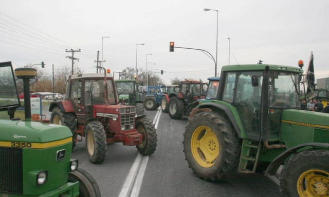 Στα μπλόκα οι αγρότες σε Κεντρική και Βόρεια Ελλάδα... με το βλέμμα στραμμένο στο Μέγαρο Μαξίμου